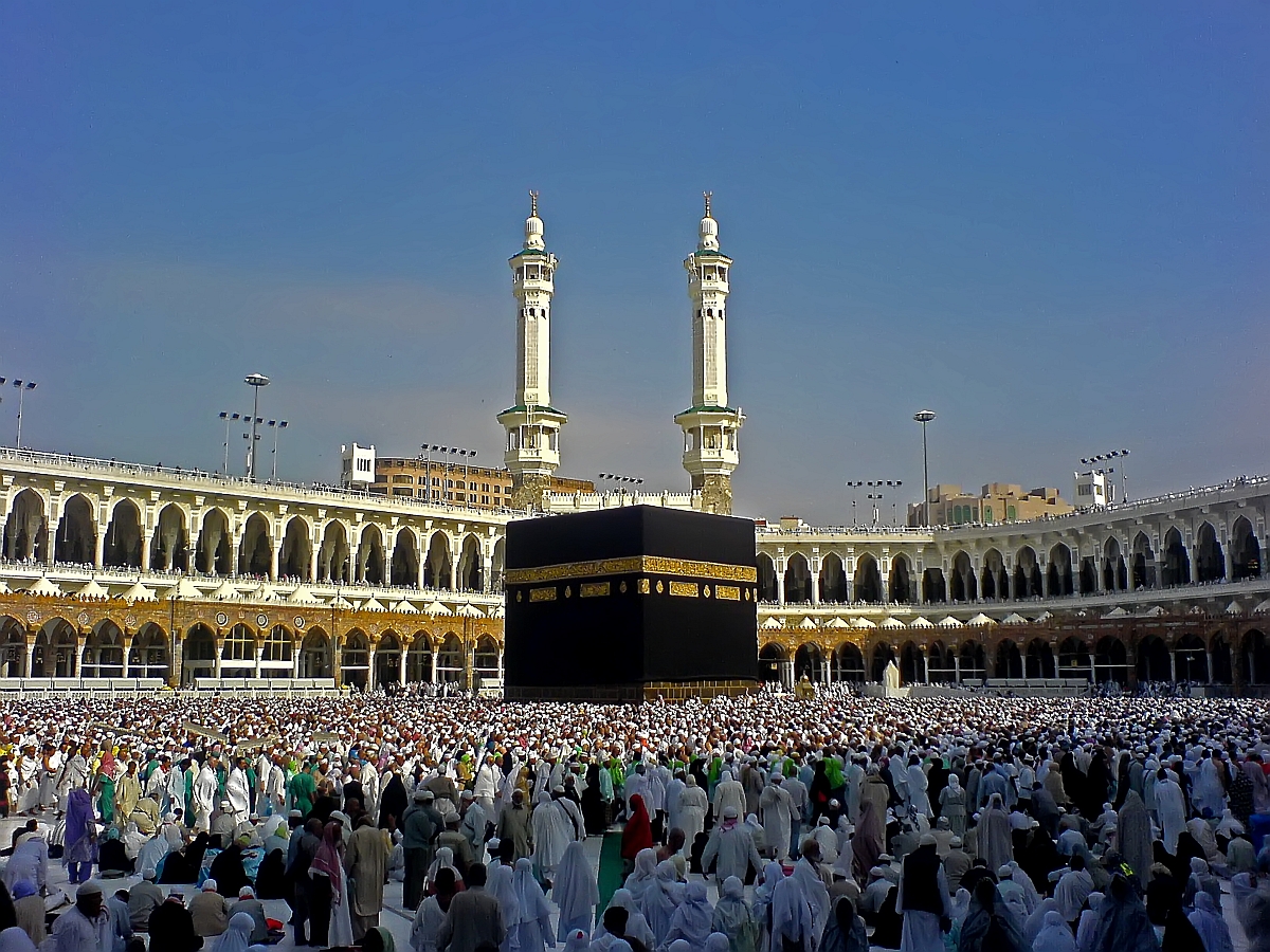 Pilgrims in the Masjid al-Haram courtyard